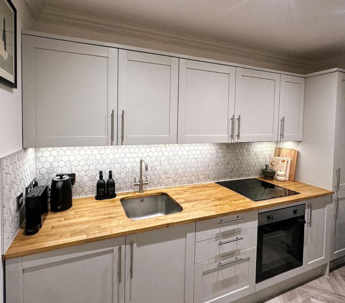 Luxurious With Free Parking Apartment